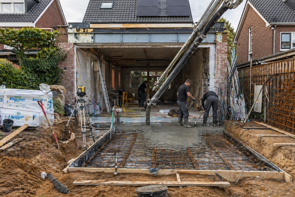 Fundering aanbouw in uitvoering Wolfe Bouw legt betonnen plaat voor uitbouw woning Breda