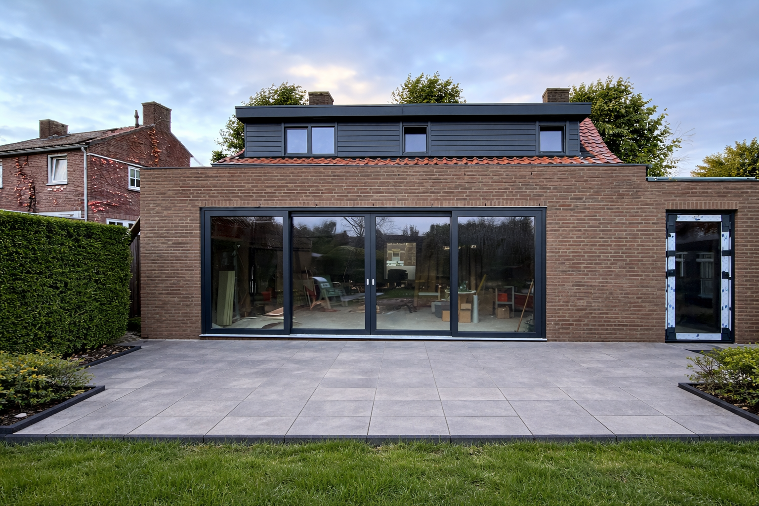 Glazen aanbouw huis aan achterzijde vrijstaande woning — Wolfe Bouw Breda