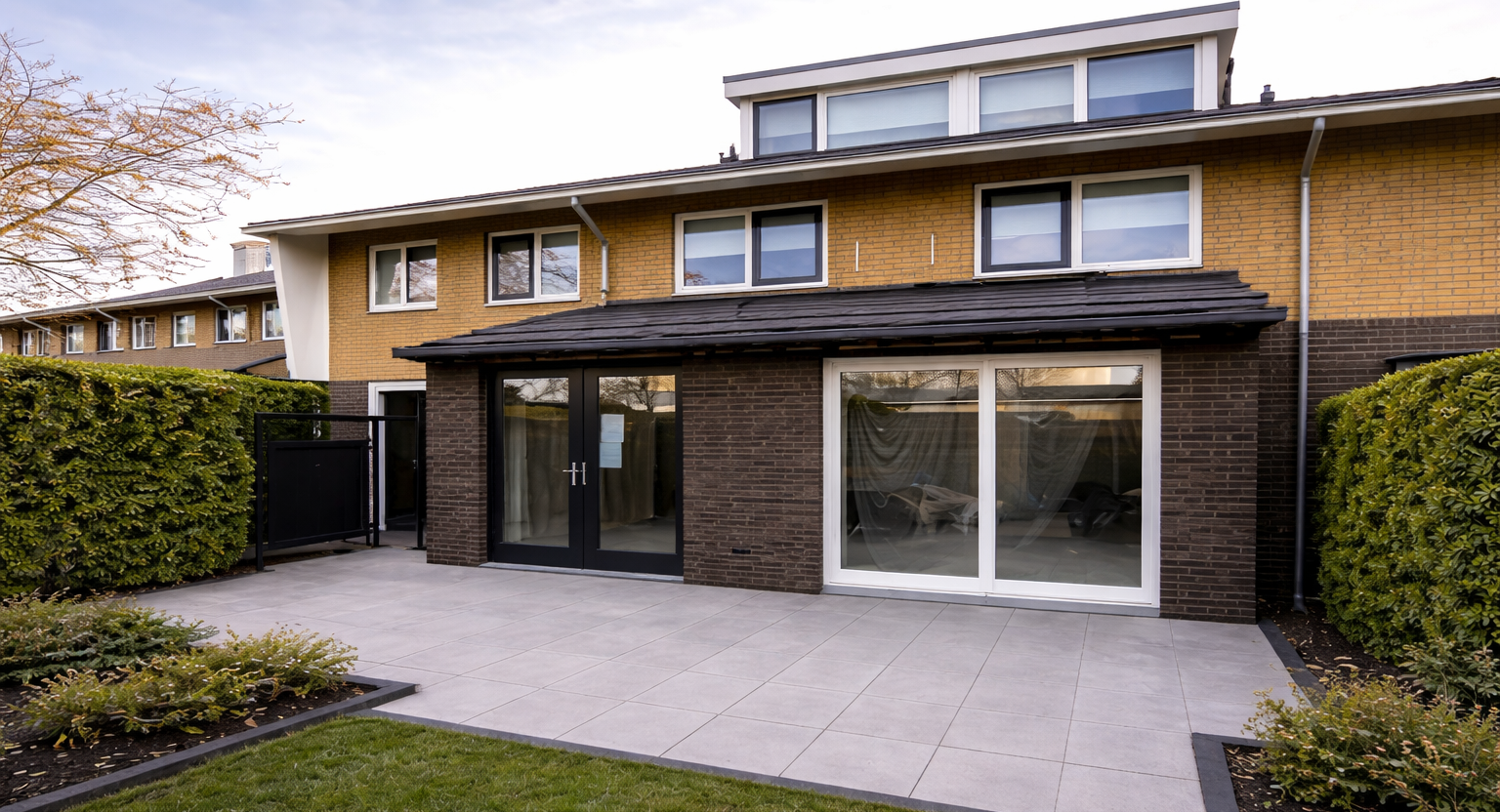 Glazen uitbouw woonkamer aan voorzijde woning Dordrecht — Wolfe Bouw
