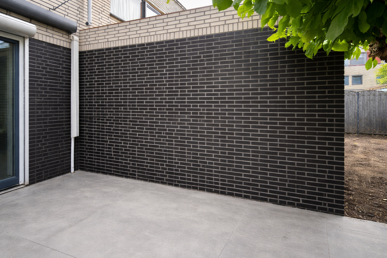 Donkere bakstenen muur na voegen repareren — Wolfe Bouw Breda